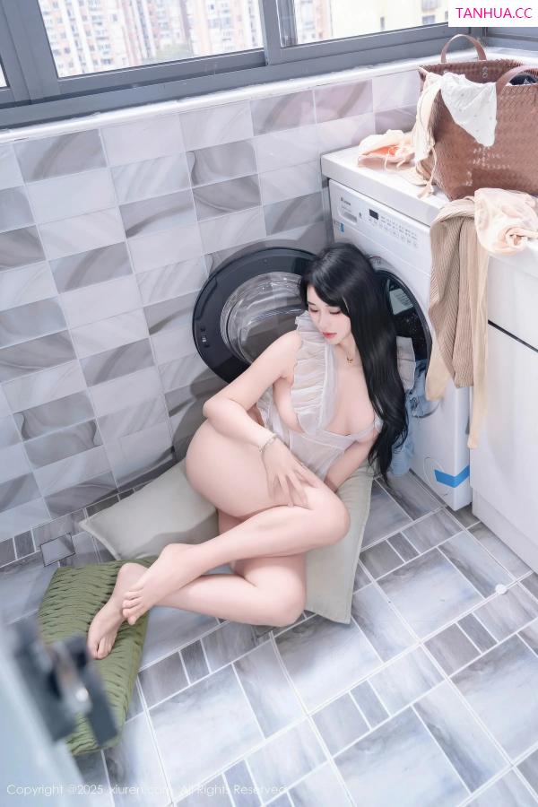  [XiuRen]高清写真图 2025.11.20 No.11010 汐汐爱吃草莓 家政姐姐第52张图片